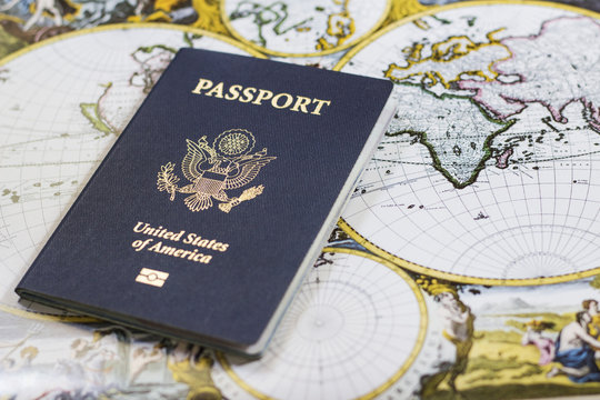 アメリカのパスポートとアンティークマップ