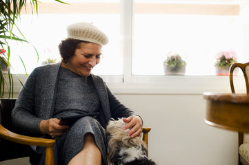mujer feliz acaricia perro