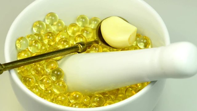 Knoblauchpillen auf einem Drehteller