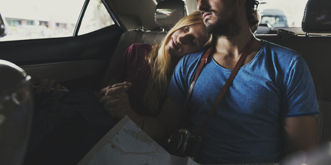 Couple traveling inside the car cab © Rawpixel.com