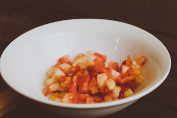 Tomates machacados y partidos para receta de un chirmol, comida Guatemalteca.