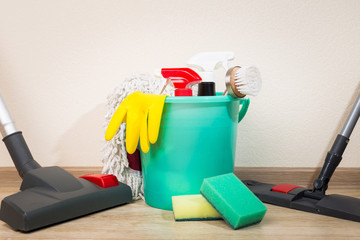 

A set of sponges and cleaning products for cleaning, as well as a vacuum cleaner and a mop