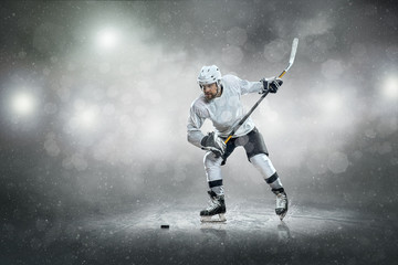 Naklejka premium Ice hockey player on the ice, outdoors