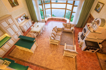 Obraz na płótnie Canvas Luxurious living room with a large window.