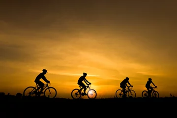 Crédence de cuisine en verre imprimé Vélo Silhouette of cycling on sunset background