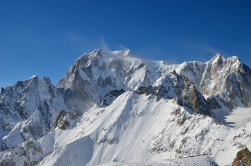 Fototapeta na wymiar Cima del Monte Bianco e altre vette