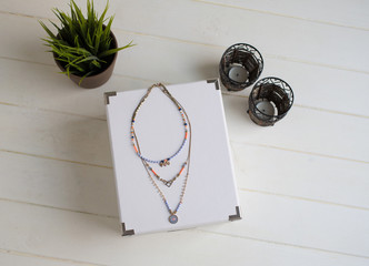 Collares sobre caja blanca
