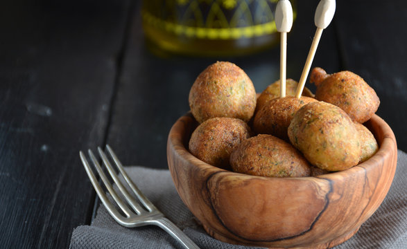  Fritters of cod home in a bowl of wood