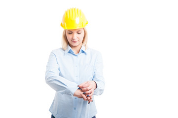 Portrait woman architect arranging her sleeve shirt
