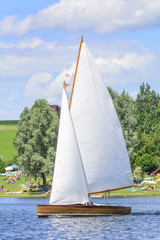 Fototapeta premium kleine Segeljolle auf einem See