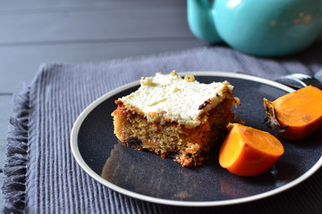 Persimmon and chocolate raisins cake