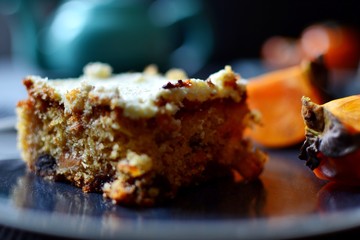 Persimmon and chocolate raisins cake