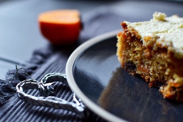 Persimmon and chocolate raisins cake