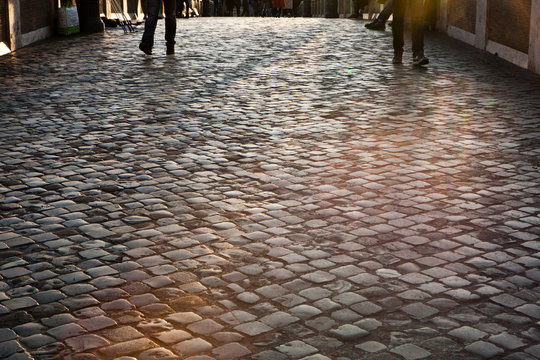 strada con sampietrini roma