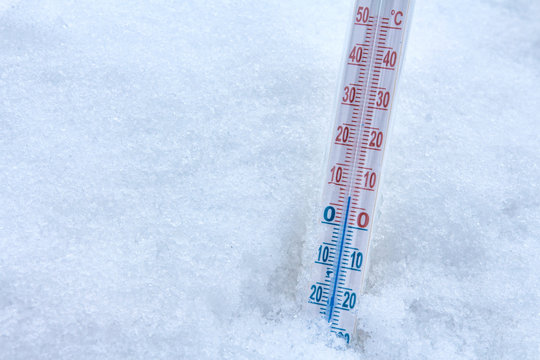 Thermometer in the snow in winter frosty pogodu.Meteorolgicheskie study