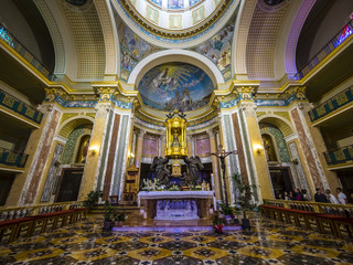 Obraz premium Innenraum der Kirche Santuario Maria Santissima del Tindari, Heiligtum der Schwarzen Madonna, Wallfahrtsziel, Tindari, Sizilien, Italien