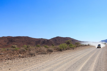 Geländewagen fährt auf einer Sandstraße, Region Kunene