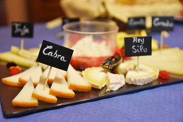 queso de cabra con quesos variados
