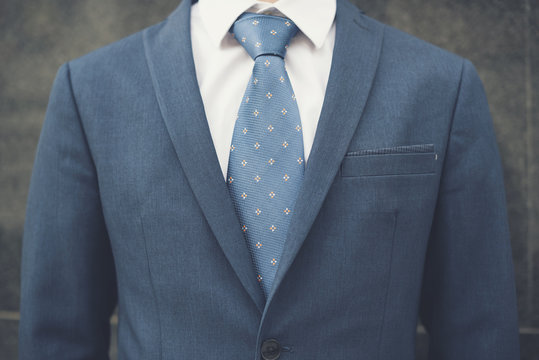 traje de chaqueta y corbata