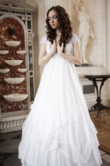 Obraz premium Portrait of a beautiful young victorian lady in white dress
