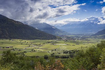 Fototapeta na wymiar Bewässerung Alpen Vinschgau