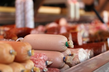 Gefüllte Wursttheke in einem Geschäft
