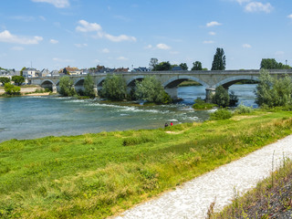 Fototapeta na wymiar Brücke Maréchal Leclerc über die Loire, Amboise, Indre-et-Loire, Loiretal, Centre, Frankreich