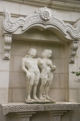 Интересные скульптуры украшают стену в Старом парке