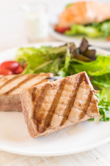 tuna steak with salad