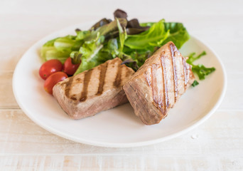 tuna steak with salad