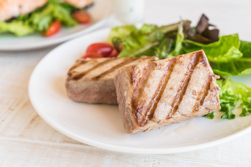 tuna steak with salad