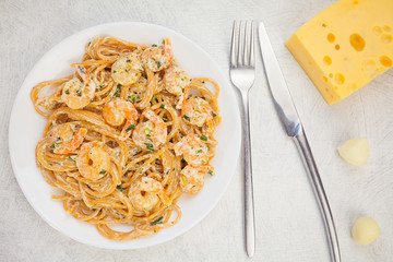 delicious delicious spaghetti with shrimps on wooden background