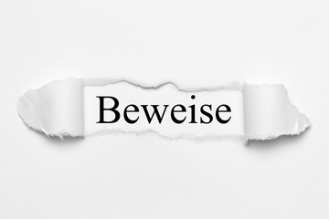 Beweise auf weißen gerissenen Papier