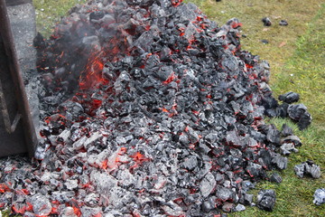 Glühende Kohlen für einen Feuerlauf (Motivationsseminar)