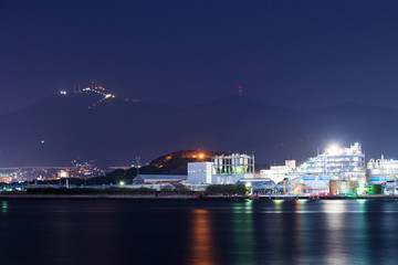 Fototapeta premium 夜のプラントと皿倉山展望台の夜景