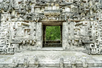 Cercles muraux Rudnes sight of the front of the house of the mouth of the snake in the archaeological place of Chicanna, in the reservation of the biosphere of Calakmul, Campeche, Mexico.