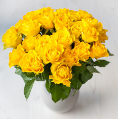 En stor bukett med gula rosor