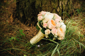 Obraz na płótnie Canvas beige Wedding bouquet on light background