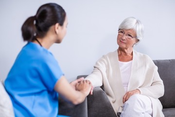 Obraz premium Doctor consoling senior patient