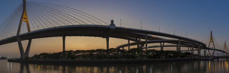 Obraz premium zmierzch panoramy na moście Bhumibol, moście obwodnicy przemysłowej, rzeki Chao Phraya