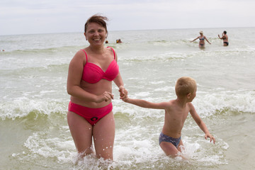 Naklejka premium sea happy woman with a child