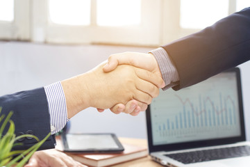 Obraz premium businessman shake hand