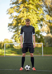 Obraz premium soccer player playing with ball on football field