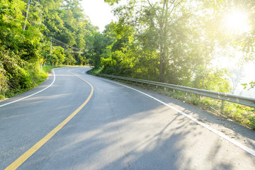 Obraz premium Road and tree beside with sunlight