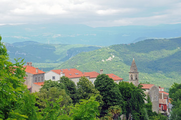 Fototapeta na wymiar Motovun, Bergdorf in Kroatien