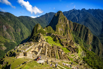 Uitzicht op de verloren Inca-stad Machu Picchu in de buurt van Cusco, Peru. Machu Picchu is een Peruaans historisch heiligdom. Op de voorgrond zijn mensen te zien.