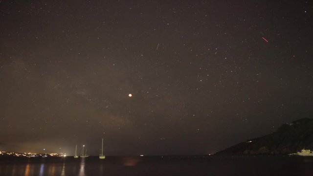 timelapse mare con stelle fino all'alba