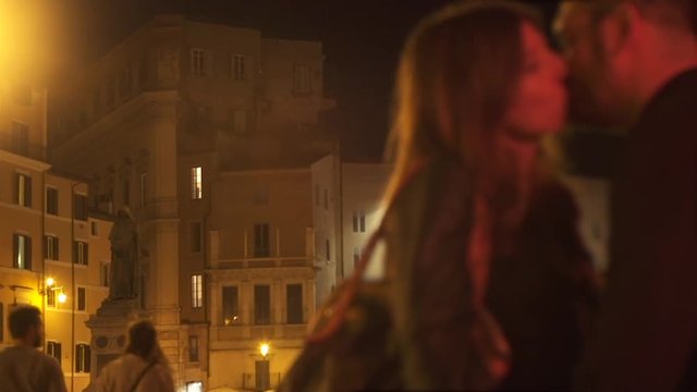 coppia sfocata si bacia campo de fiori roma