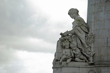 Statues d'une femme et deux enfants place de la République à Paris, France