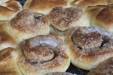 булочки с корицей и сахаром после выпекания